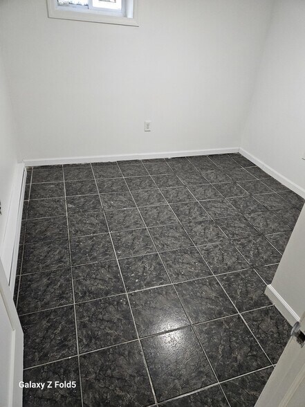 Building Photo - 424 Leslie St