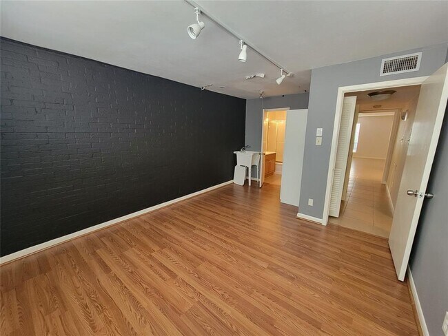 Building Photo - 2711 Briarhurst Dr