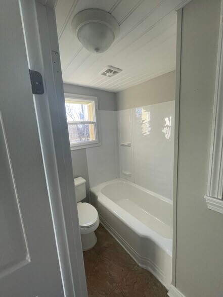 Building Photo - 221 W King St