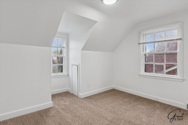 Building Photo - $1290 3 bedroom bungalow