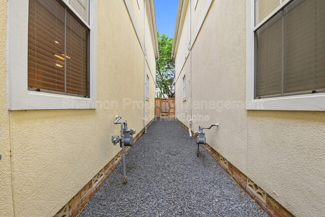 Building Photo - 4424 Blossom St