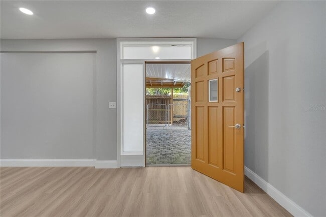 Building Photo - 2303 Bonneville Dr