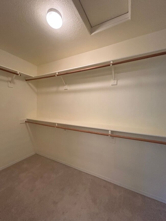 Building Photo - Spacious 4 Bedroom (plus den), 3 Bath Home...