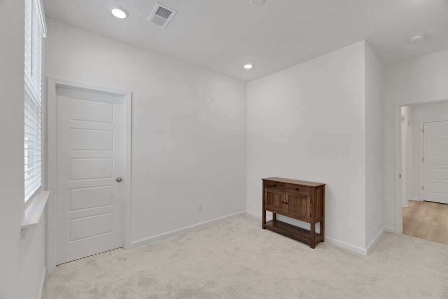 Building Photo - 12129 Rowan Hill Dr