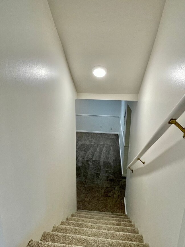 Building Photo - Spacious 4 Bedroom Home in Quiet Neighborhood – Great Location