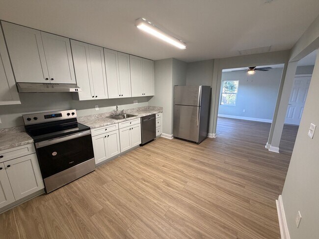 Building Photo - Beautifully Renovated 2 Bedroom Home!