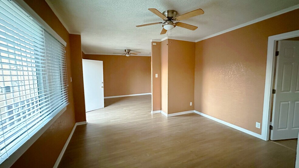Building Photo - 4873 Ascot Ave