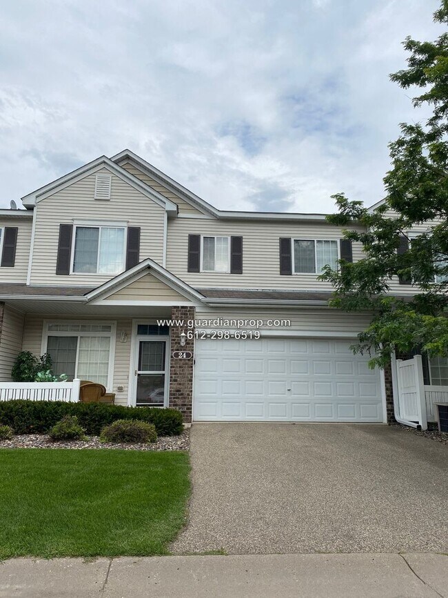 Building Photo - Townhouse Available July 1, Open Floor Pla...