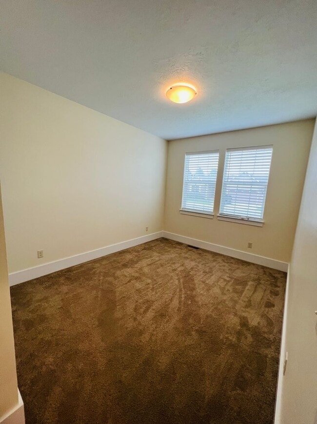 Building Photo - Newer Home - 3 Bedroom - 2 Bath - Hamilton