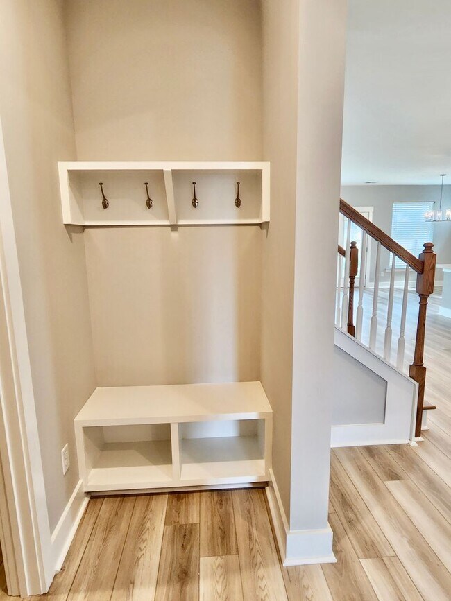 Building Photo - Like new in Midtown - 3 bedrooms plus addi...