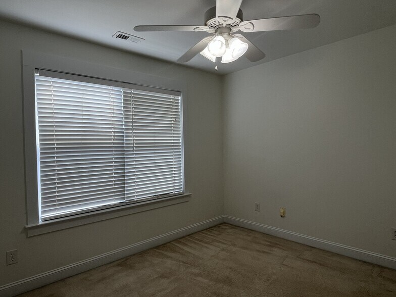 Building Photo - 527 Dubois Ct