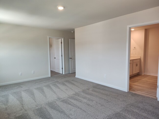 Building Photo - Beautiful home located in the Hamilton Woo...