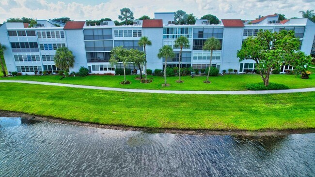 Building Photo - 14747 Cumberland Dr