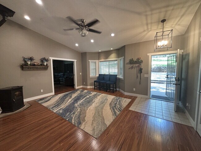 Building Photo - Spacious 2,048sf 3-bed home on acreage in Garden Valley!