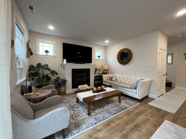 Building Photo - Open Concept 4BR Home with Island Seating, Loft & Spacious Living Room