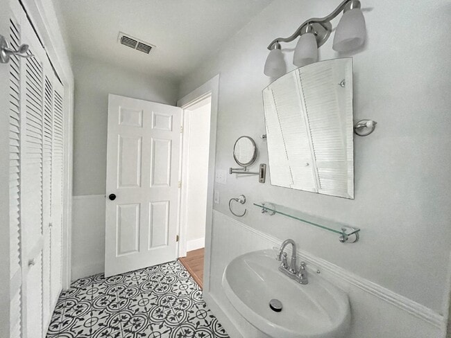 Building Photo - Charming 2 Bedroom, 2 Bath Home on Corner ...