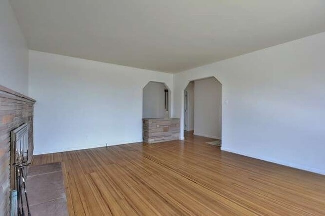 Building Photo - 3 bed 2 bath home for rent in San Mateo