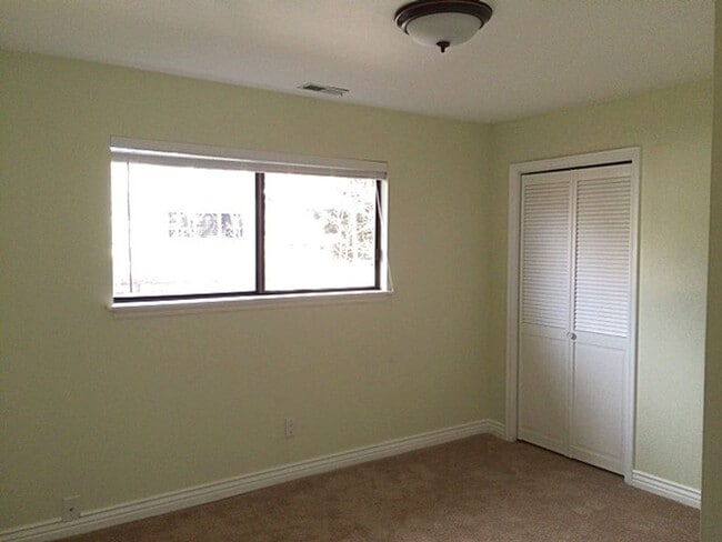 Building Photo - Great location on Cul-de-Sac