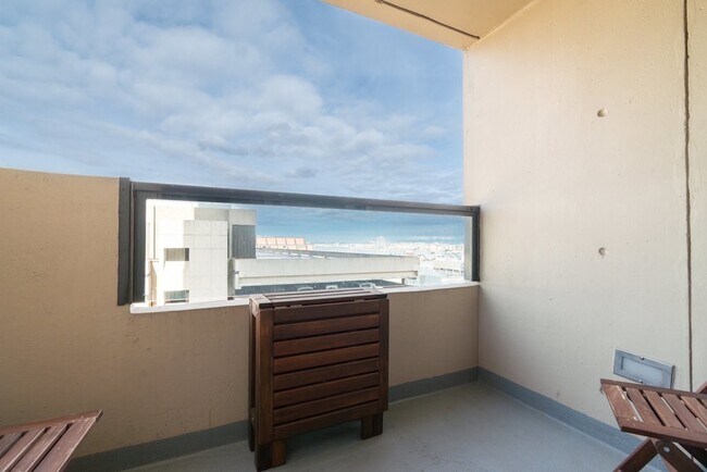 Building Photo - 65 E India Row