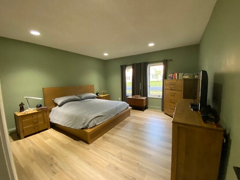 Building Photo - 425 Chanticleer