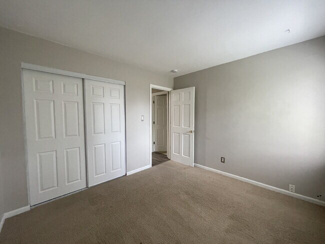 Building Photo - Private, End Unit - 2 Bed, 1 Bath Condo in...