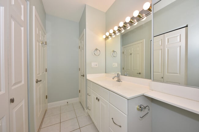 Building Photo - 1515 N Van Buren St