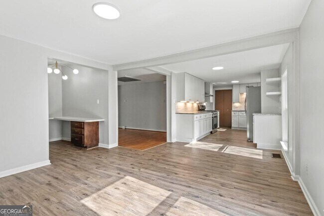 Building Photo - 2312 Wayside Dr