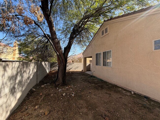 Building Photo - Beautiful 3 Bedroom 2 Bath Single Story Three Bedroom in Spring Mountain Ranch!