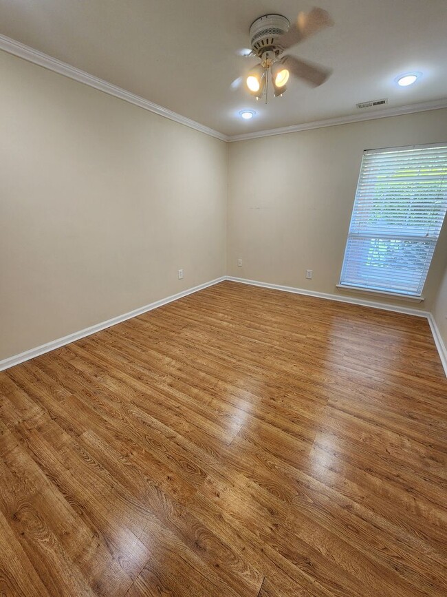 Building Photo - Chapel Hill / Bradford Place Condo AVAILABLE