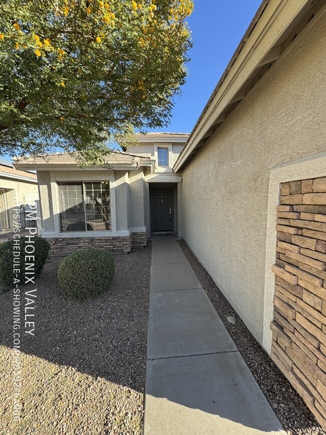 Building Photo - Open concept 3 bed / 2 bath with *NEW* Flo...