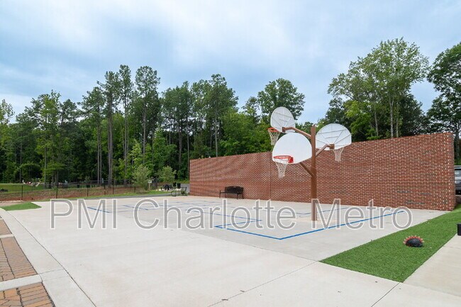 Building Photo - 2017 White Cedar Ln