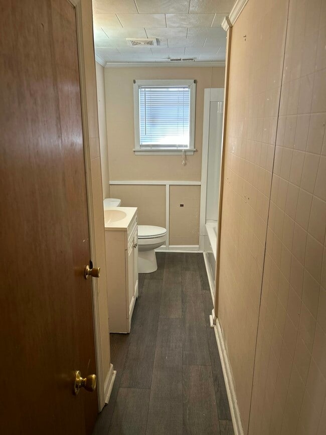 Building Photo - 107 Smith St