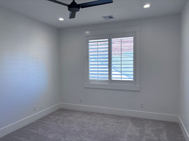 Building Photo - Beautiful 5 Bed 3.5 bath near Sunrise Valley Park In Washington.