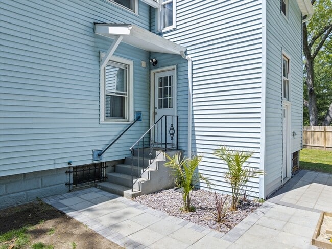 Building Photo - 80 Brickett St