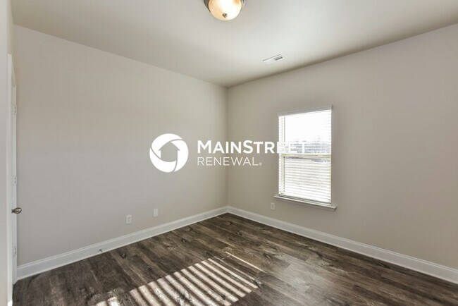 Building Photo - 4 Bedroom Pet-Friendly Home in Huntsville, AL with Main Street Renewal