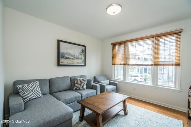 Building Photo - 41 Walton St