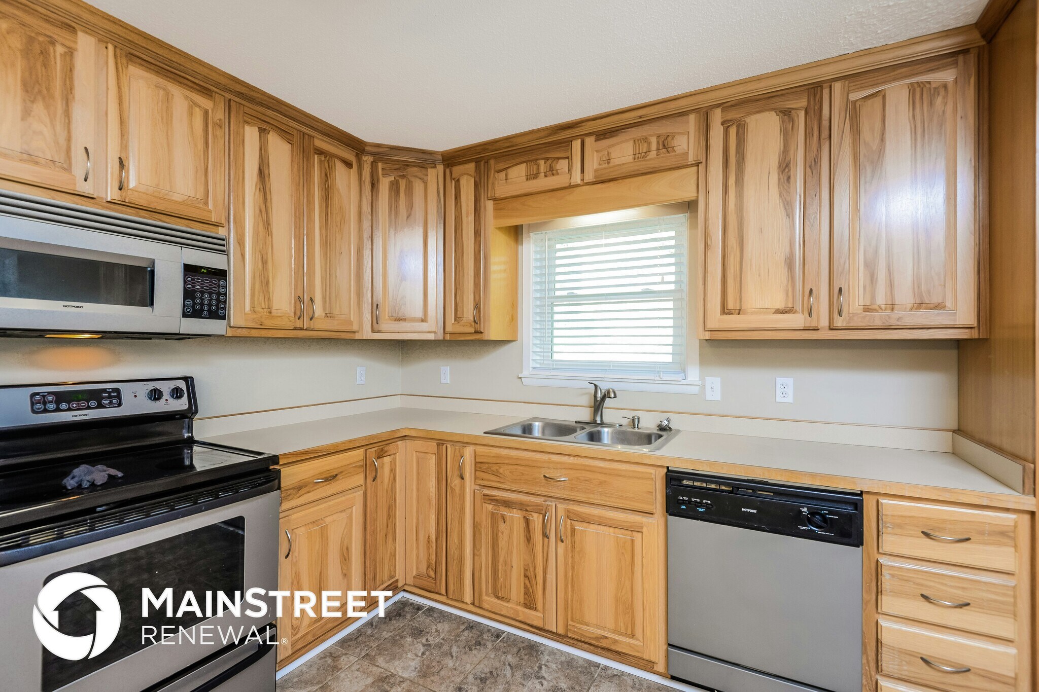 Building Photo - 4501 Oak Dr