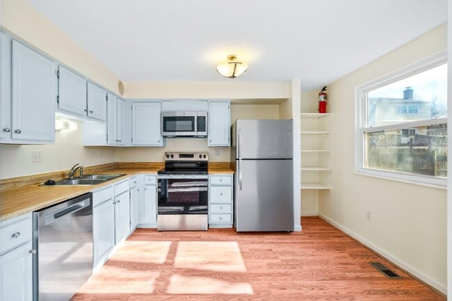 Building Photo - 152 Fairfield Dr