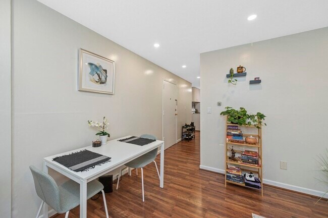 Building Photo - 144 Kenrick St