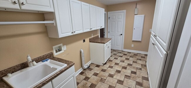 Building Photo - Classic Brick Ranch in Pfafftown