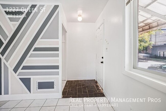 Building Photo - 1227 Queen St