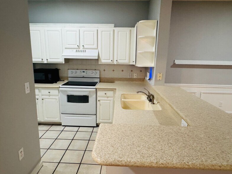 Building Photo - 955 Juniper St NE