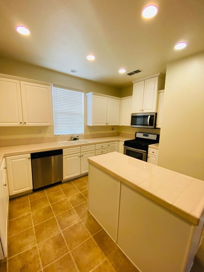 Building Photo - Westlake Winner... Walk to Parks & Schools 3 Bedroom 2.5 Baths