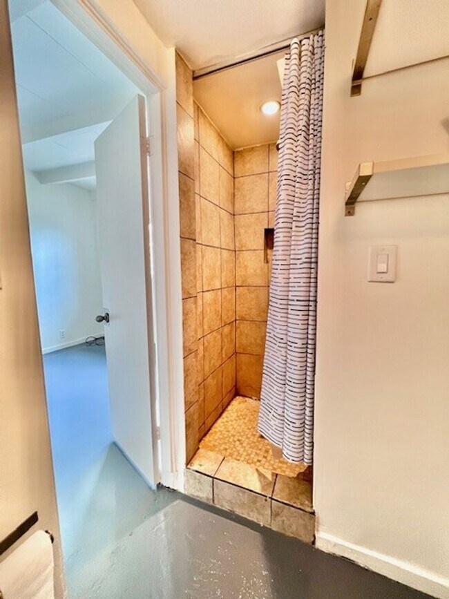 Building Photo - 540 S Mountain View Dr