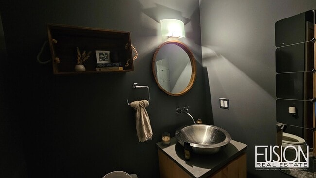 Building Photo - Contemporary 3 bed/2.5 bath on 10 Private Acres with Deeded Lake Access down the Road!