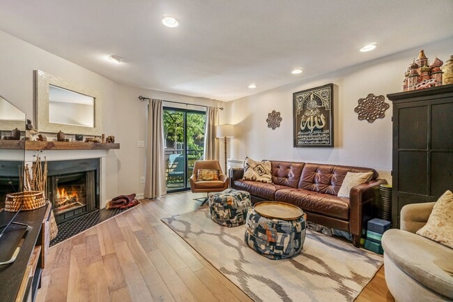 Building Photo - 2+ Bed 2.5 Bath East Madison Townhouse