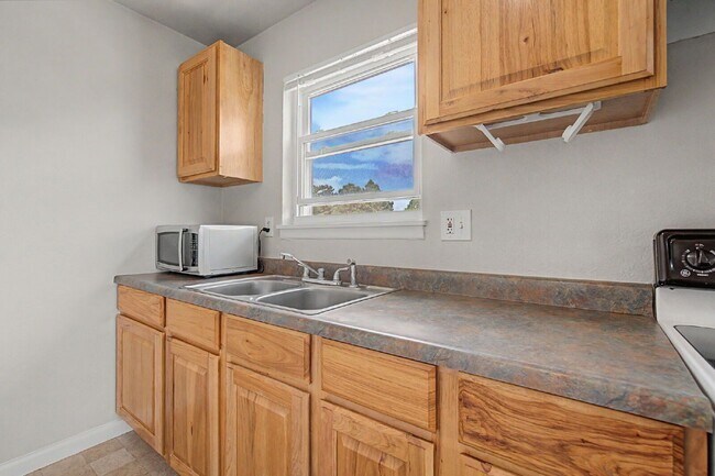 Building Photo - 1163 Cree Dr