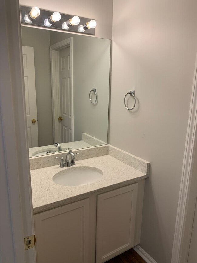 Building Photo - Renovated 2 Bed, 1.5 Bath Townhome w/ Comm...