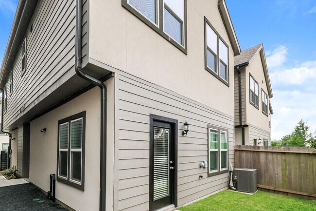 Building Photo - 18334 W Centro Cir