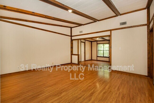 Building Photo - 3001 Jennifer Ave